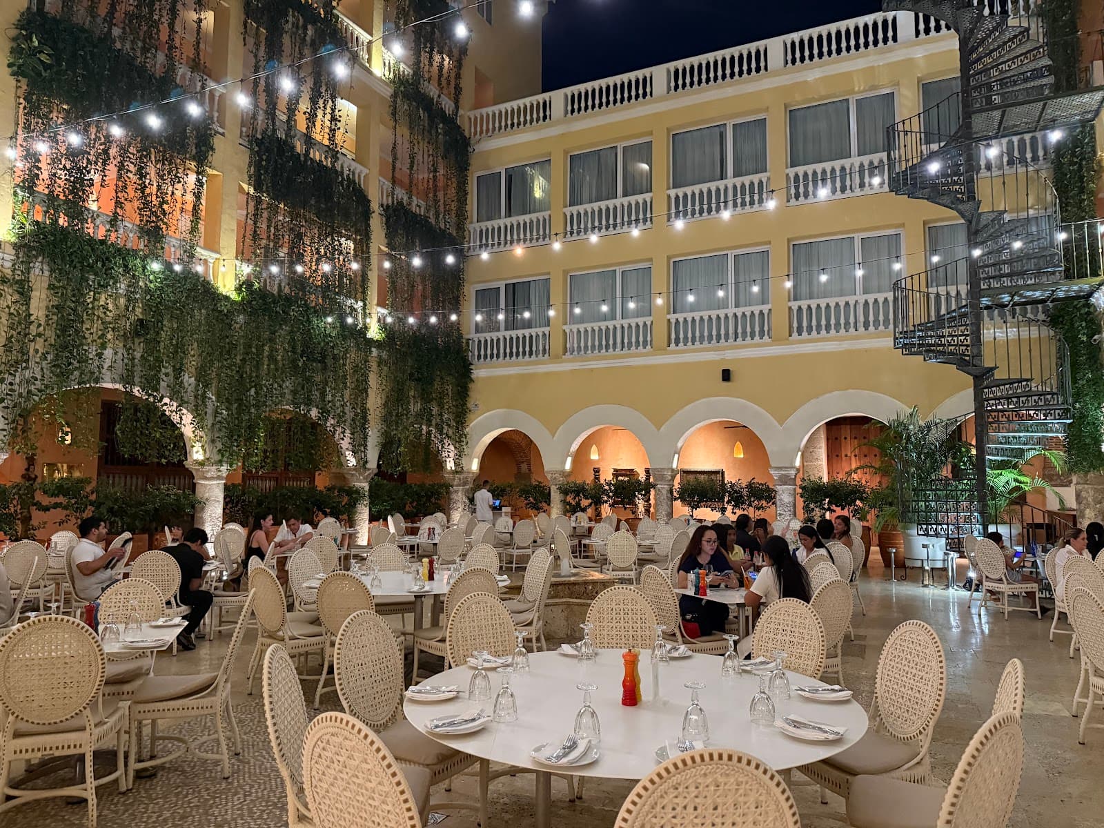 À La Carte Fine Dining 2