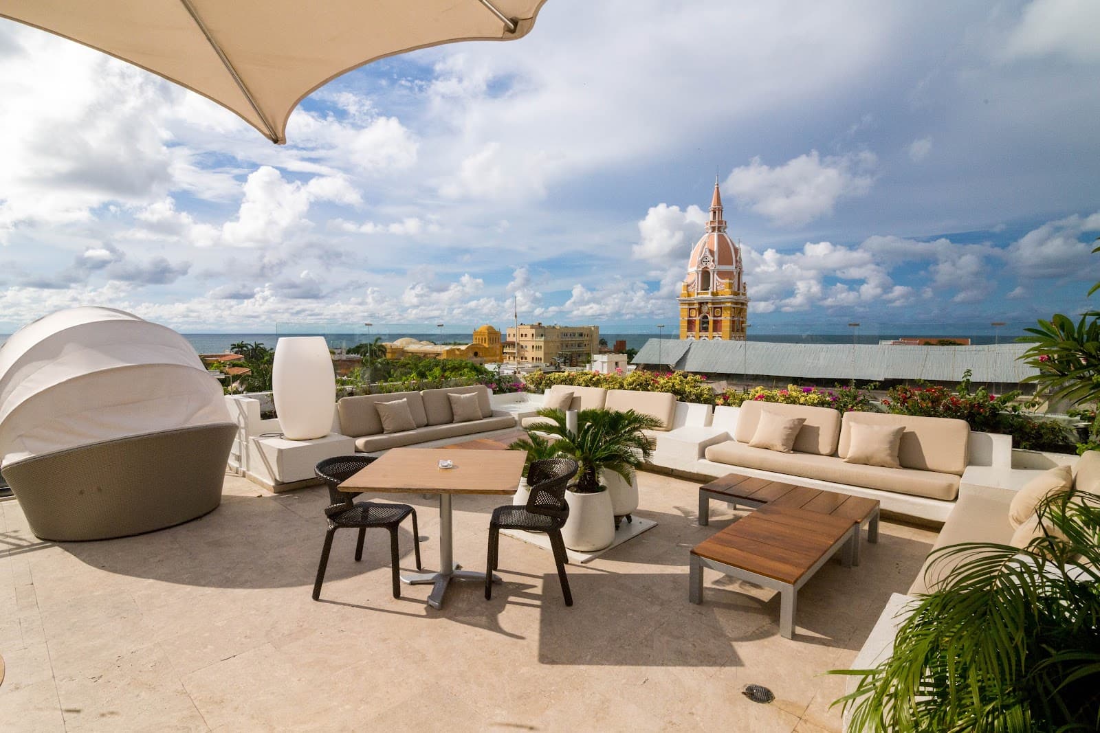 Alyzia Rooftop & Dining (Movich)